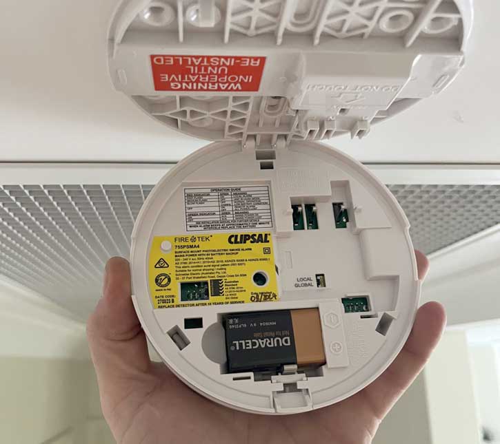 Replacing a smoke alarm battery